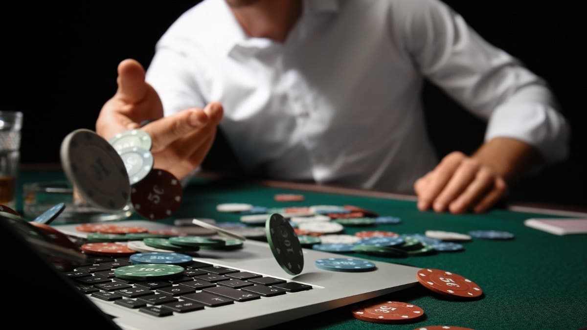 How does scalability keep Live casino tables open 24/7?